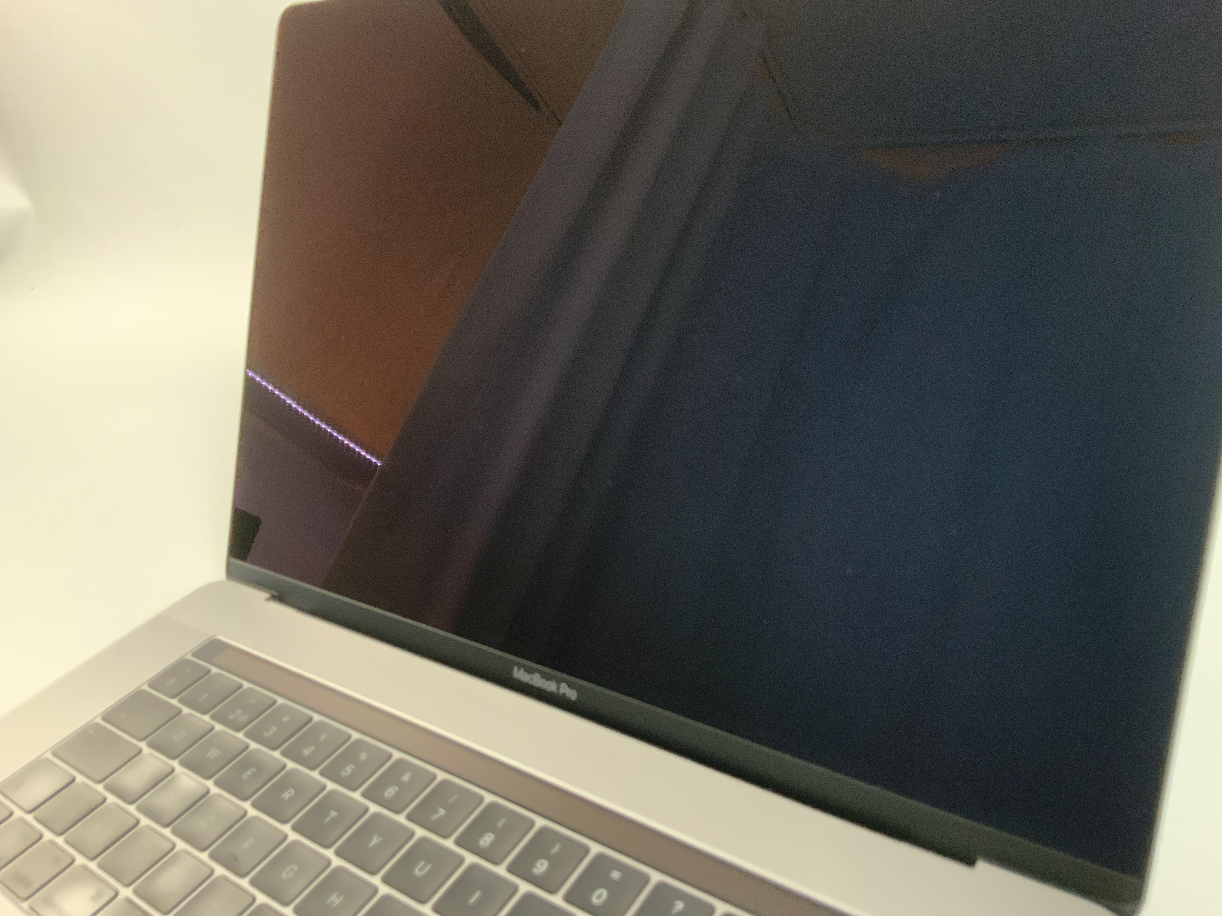 MacBook Pro 15" Touch Bar Late 2016 (Intel Quad-Core i7 2.6 GHz 16 GB RAM 256 GB SSD), Space Gray, Intel Quad-Core i7 2.6 GHz, 16 GB RAM, 256 GB SSD, Bild 3